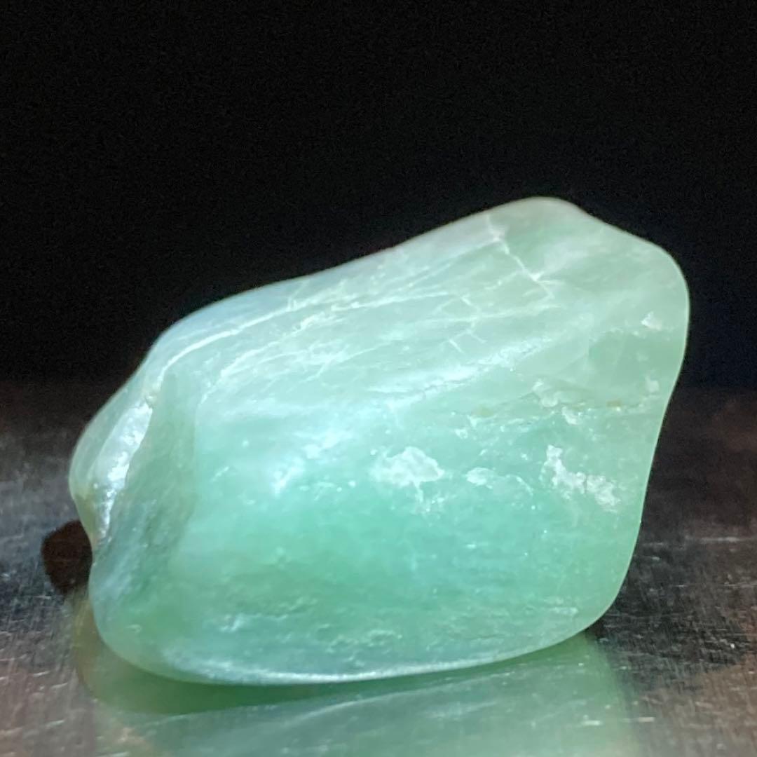 【美石】糸魚川翡翠　ロウカン質 翡翠　エメラルドグリーン　原石　11.2ｇ