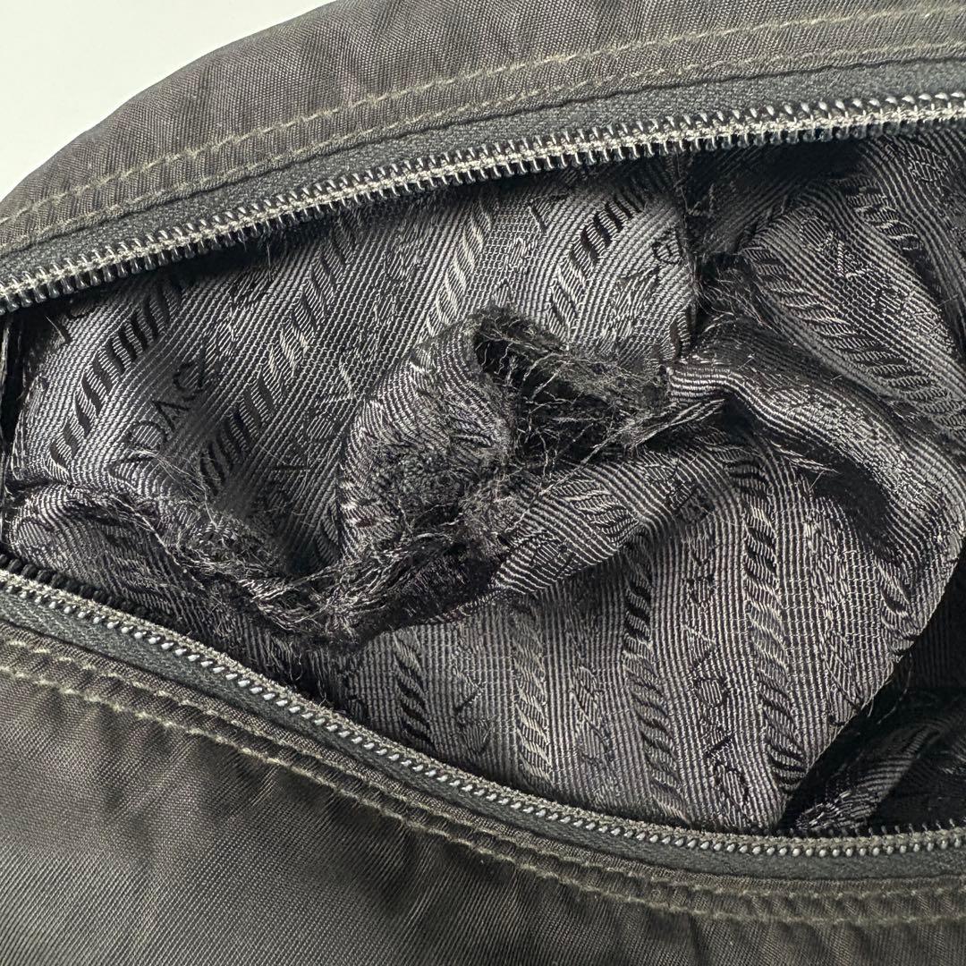 プラダ ナイロン 三角ロゴ ショルダーバッグ　ブラック