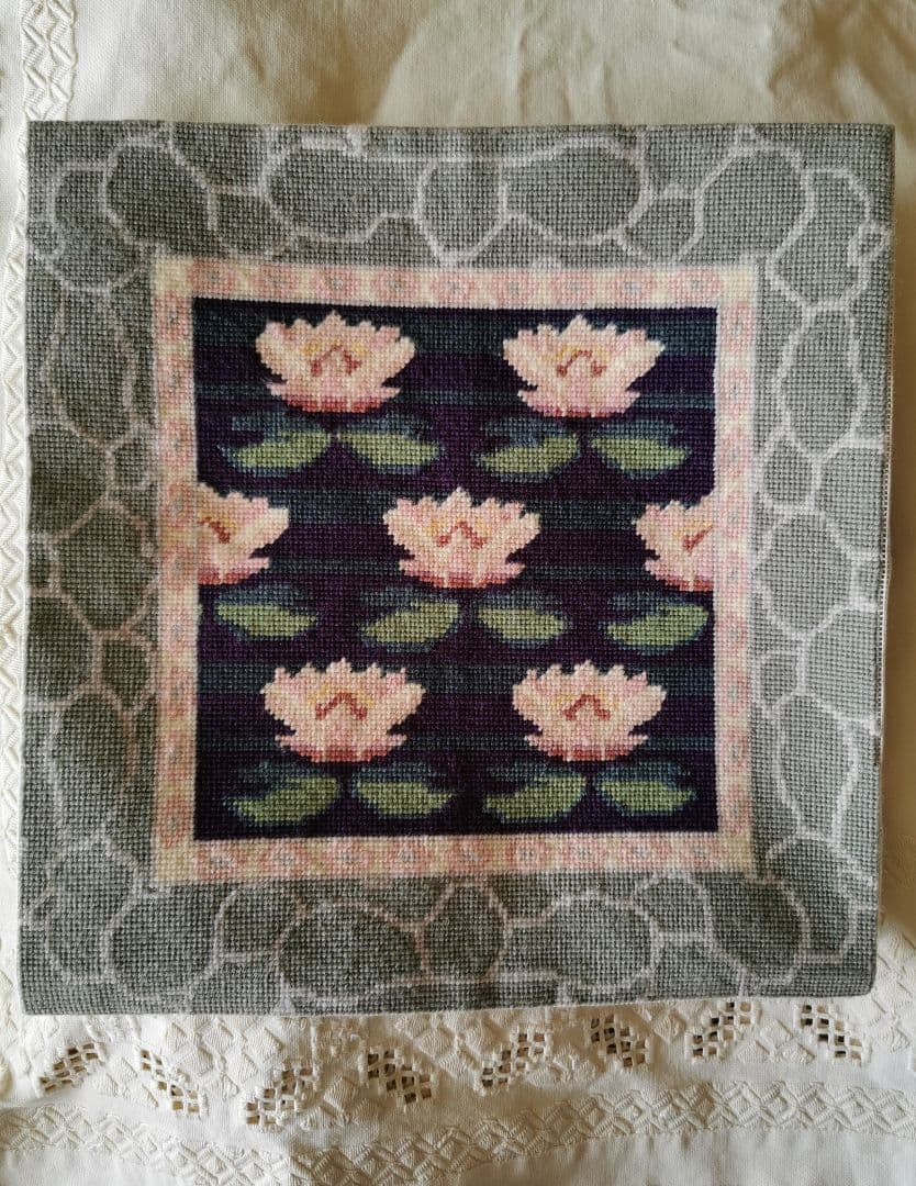 アンティークイギリス ニードルポイント 北欧風 蓮池 ピンクロータスの咲く碧い湖