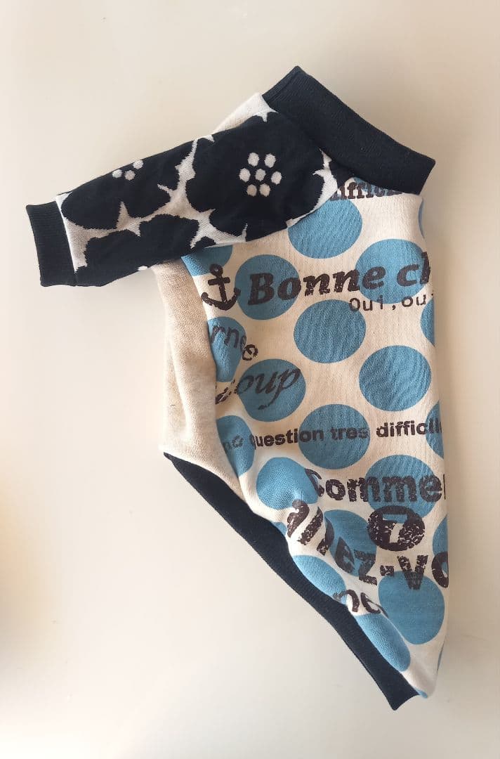 水色ドットの服