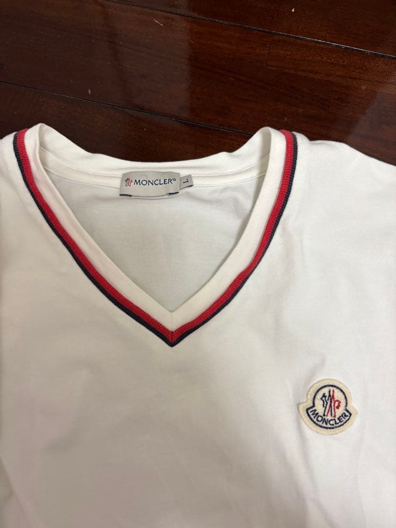 MONCLER ホワイト Vネック Tシャツ