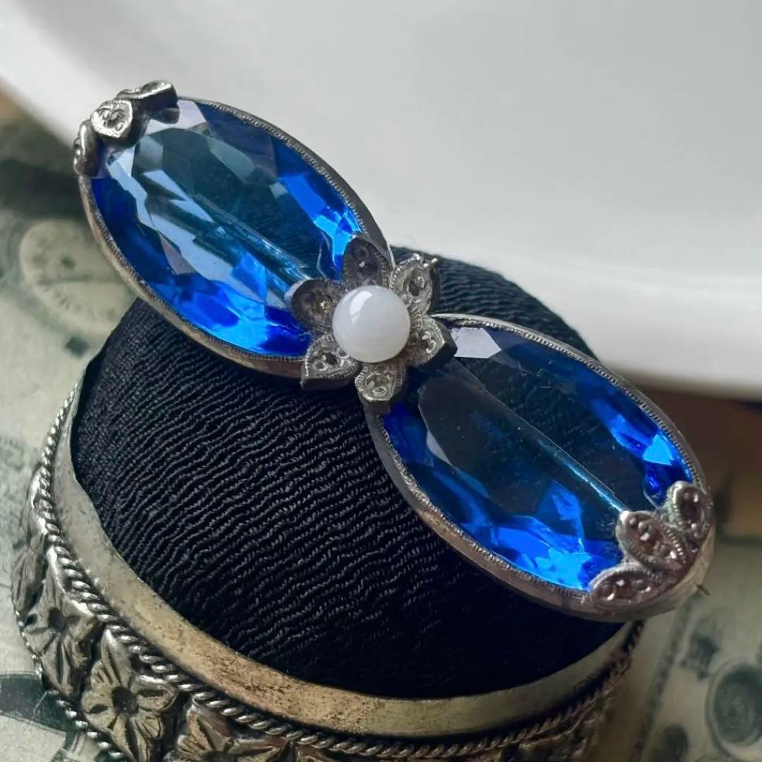 687アンティーク1890's古ガラスCzechoslovakia製ボウブローチ