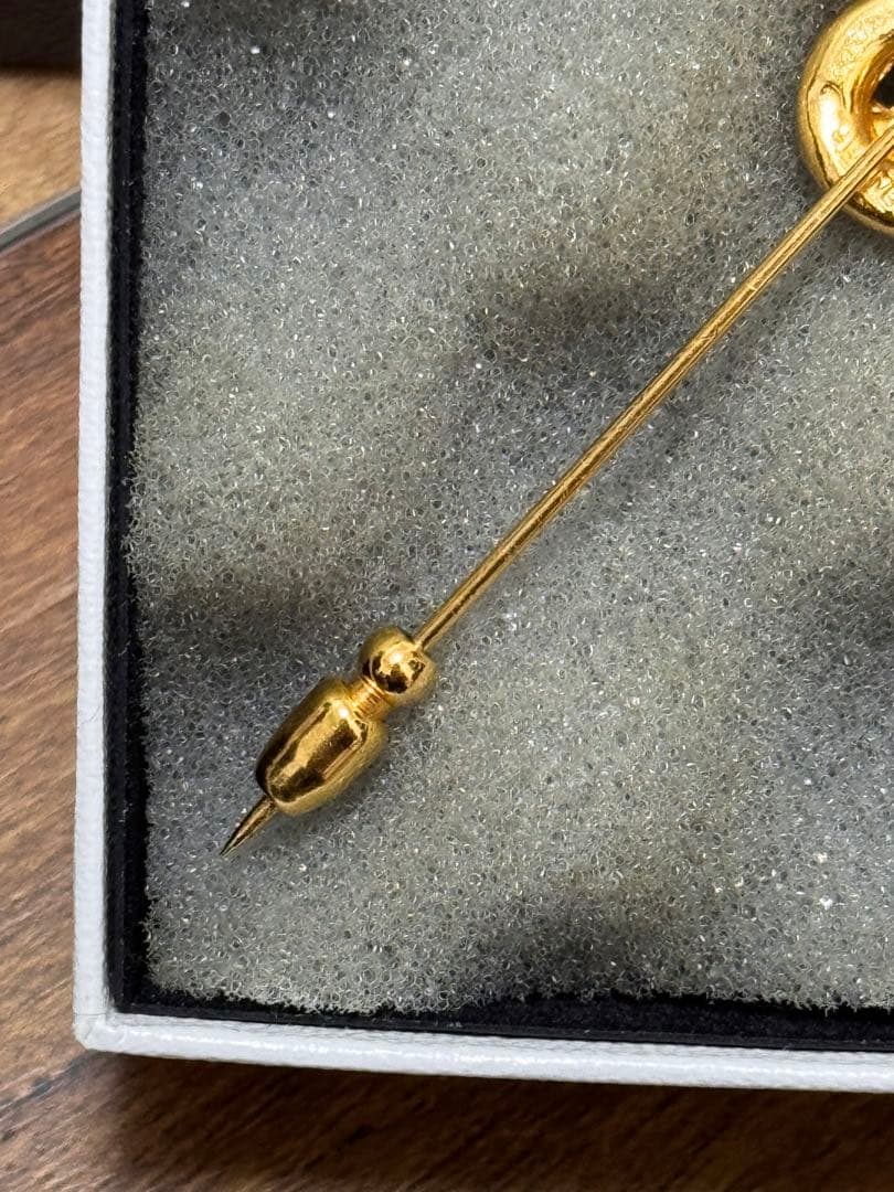 CHANEL ゴールド ロゴ ブローチ 箱付き