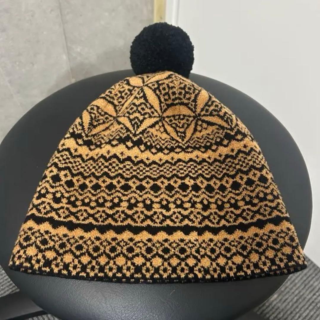 【ほぼ未使用美品】FENDI 幾何学模様 ニット帽 ポンポン付き