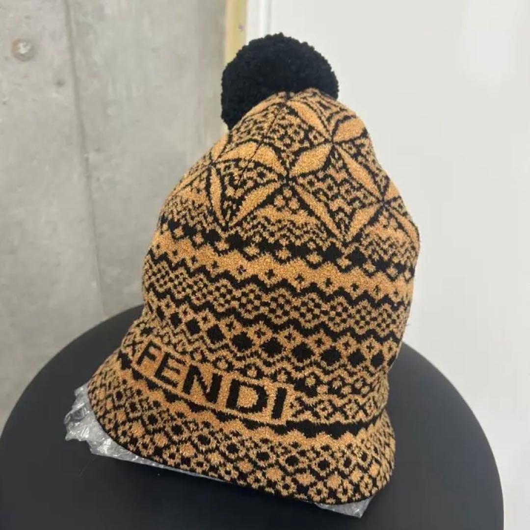 【ほぼ未使用美品】FENDI 幾何学模様 ニット帽 ポンポン付き