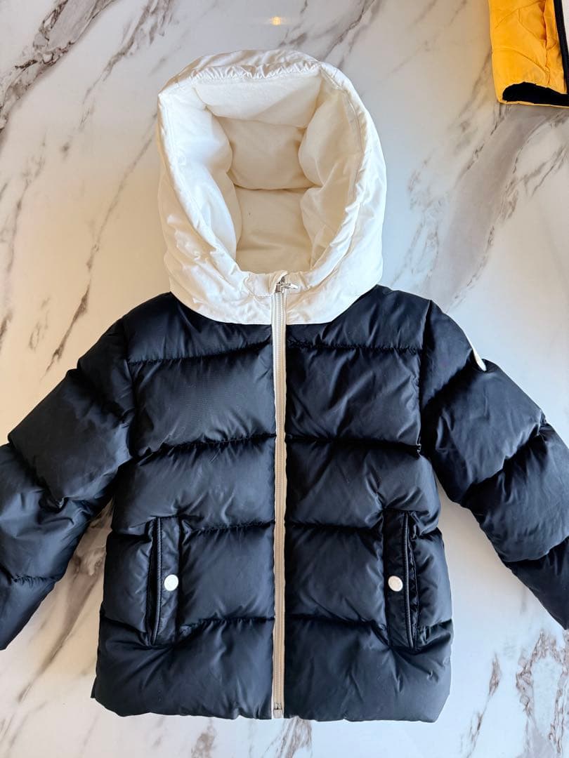 モンクレール　ダウンコート 黒/白 フード付き