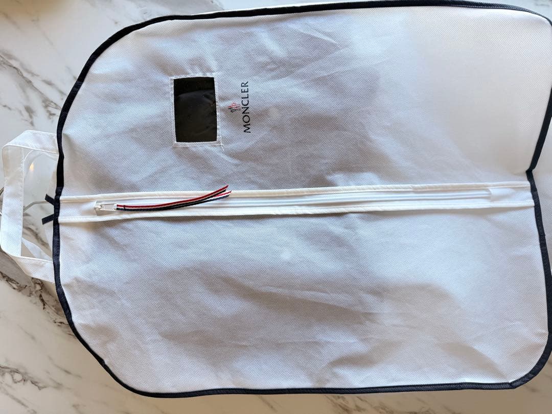 モンクレール　ダウンコート 黒/白 フード付き