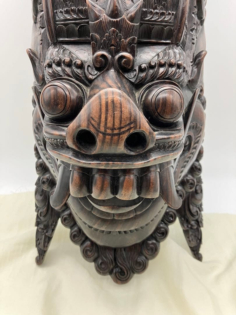 黒檀　繊細な木彫りのお面 仮面 バロン神 壁掛け 木製 ウッド バリ島 工芸品