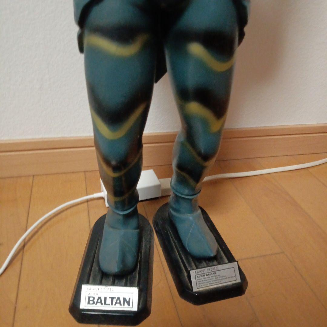 美品.レア円谷プロ.バルタン星人BIGフィギュア台座シール.バンダイ1990刻印