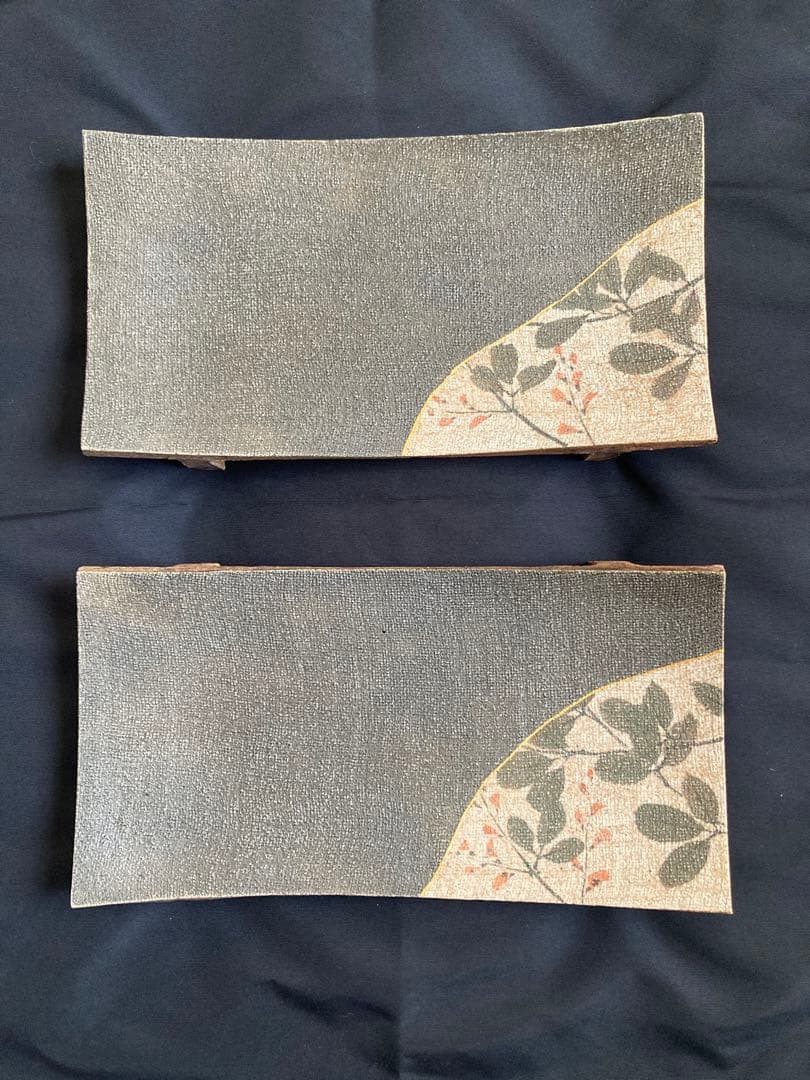 紫綬褒章受章 伊藤東彦 作 「布目彩磁 草花文 長角皿」