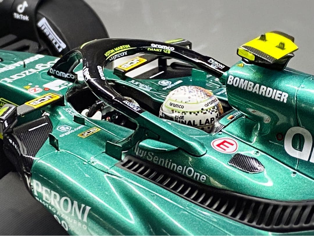 1/18 アストンマーティン AMR22×LEDケース セバスチャン・ベッテル