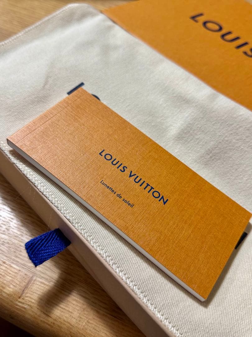 Louis Vuitton M7737I グローブ・LV ブラゾン