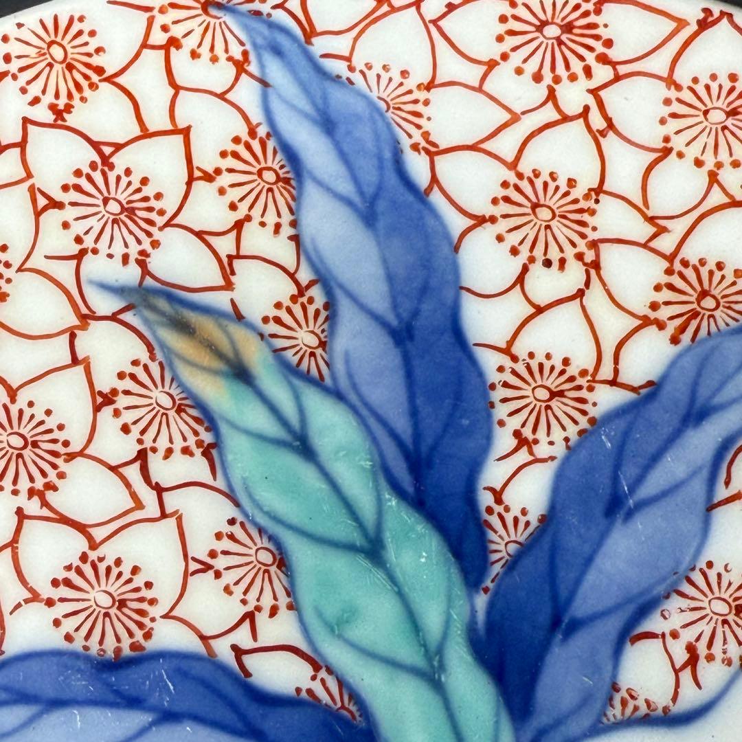 市川光春　鍋島藩御庭焼　色鍋島桜散桃文様高台皿　櫛高台　七宝繋ぎ