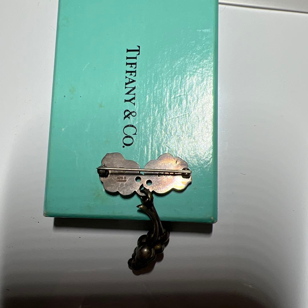 ジョージジェンセンの1992年イヤーペンダントでラピスラズリが使われ。￼