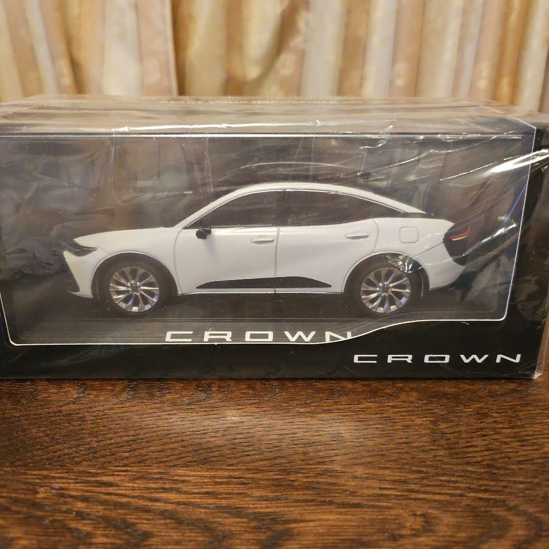 CROWN クロスオーバー1/30ミニカー ブラック✕プレシャスホワイトパール