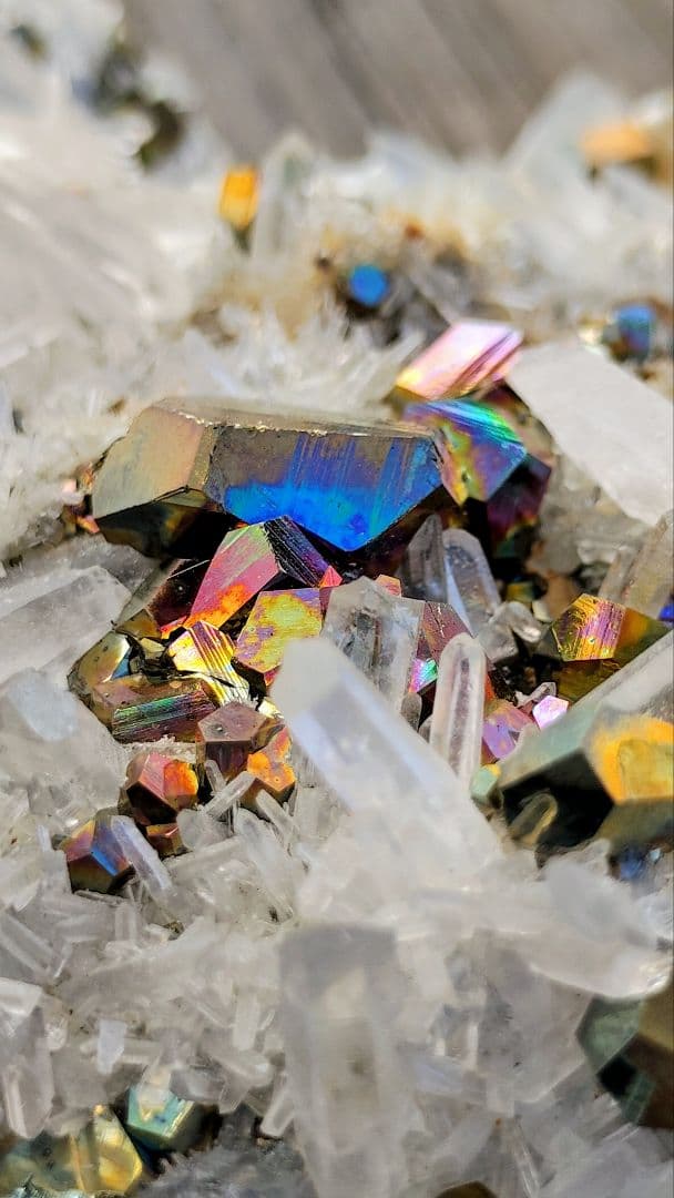 【巨大】3kg超 レインボー カラー パイライト 水晶クラスター 共生 台座付