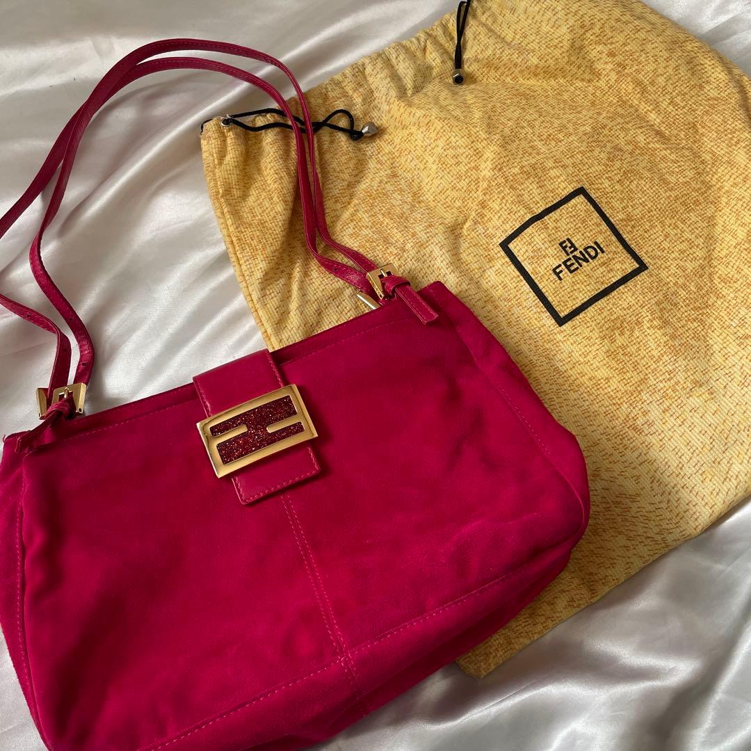 Fendi ピンク スエード ショルダーバッグ　マンマバケット