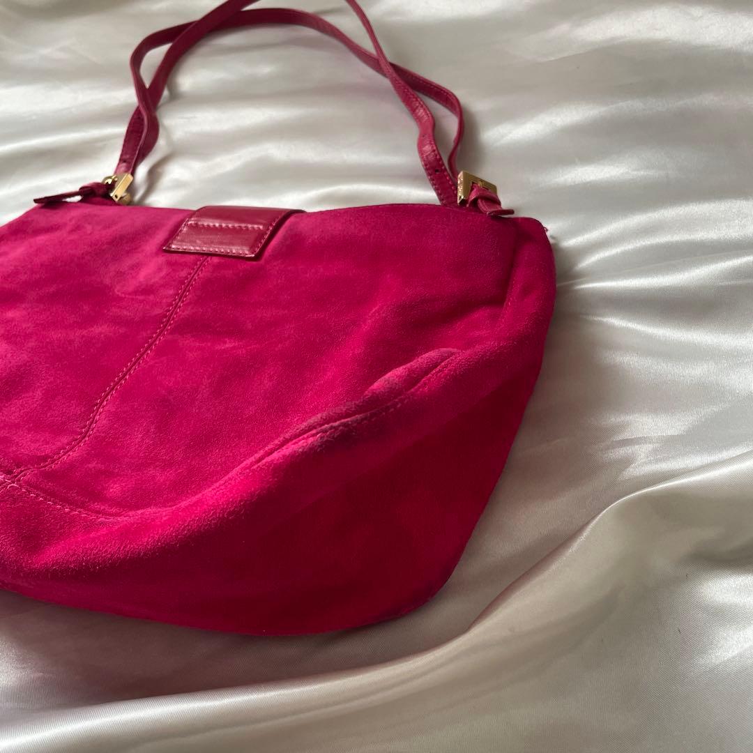 Fendi ピンク スエード ショルダーバッグ　マンマバケット