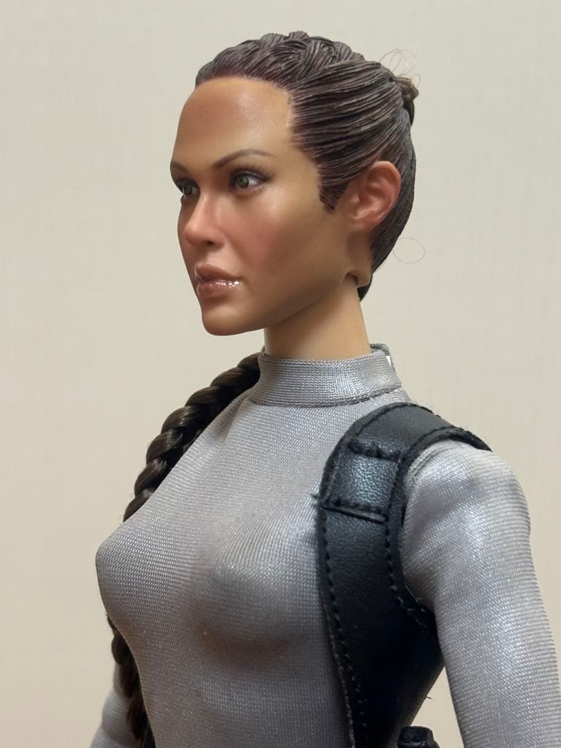 1/6 トゥームレイダー ララ・クロフト フィギュア