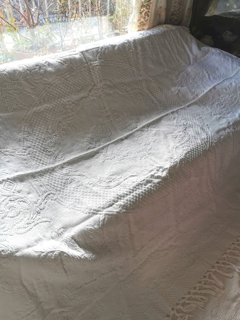 アンティーク南仏 ピケドプロヴァンス メダイヨン＆花籠 交差フリンジ付スプレッド