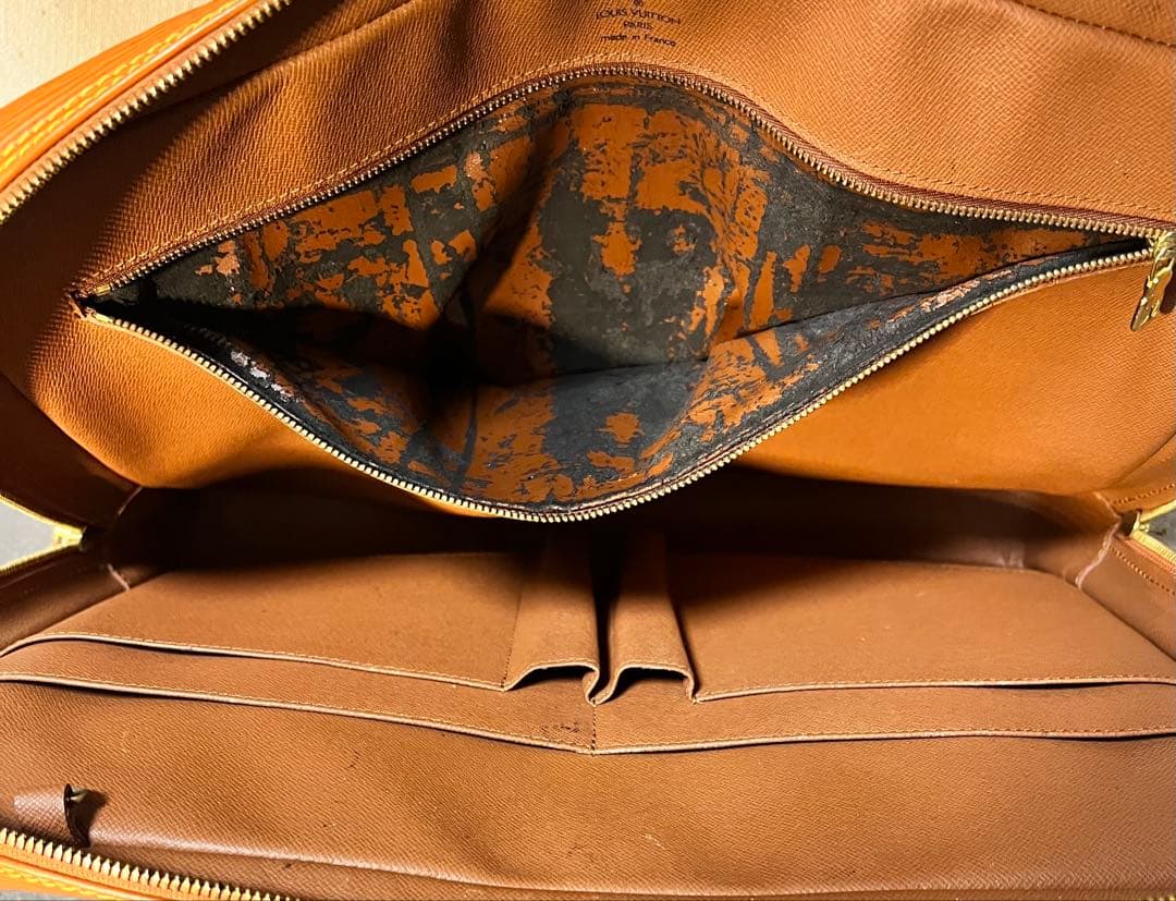 ルイヴィトン　エピ　ポルト ドキュマン・ヴォワヤージュ　ジパングゴールド