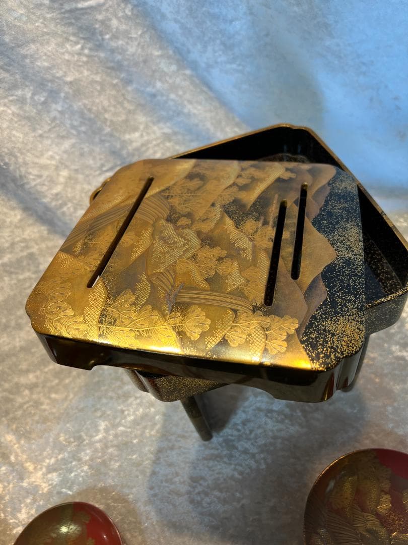 金蒔絵の三宝と三つ組み盃のセット　山水紋　松紋　合わせ箱