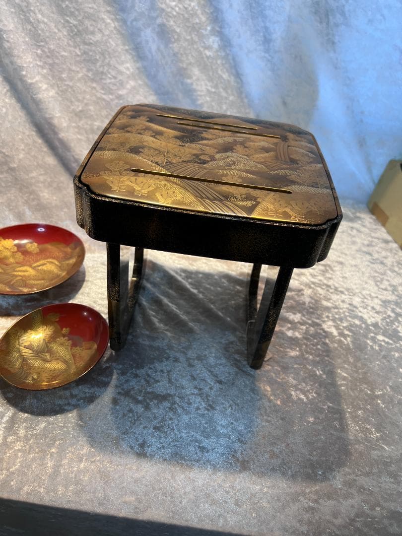 金蒔絵の三宝と三つ組み盃のセット　山水紋　松紋　合わせ箱