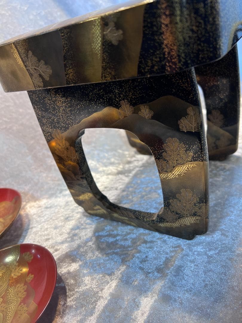 金蒔絵の三宝と三つ組み盃のセット　山水紋　松紋　合わせ箱