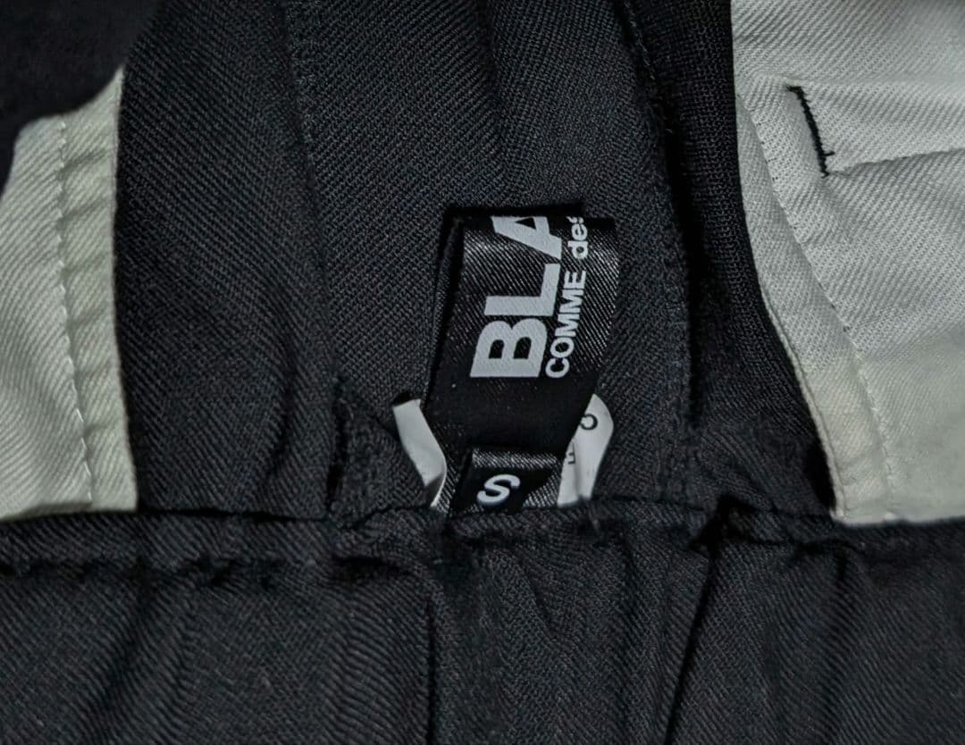 こ*む様 ブラックコムデギャルソン24AWウールジップカットオフパンツ