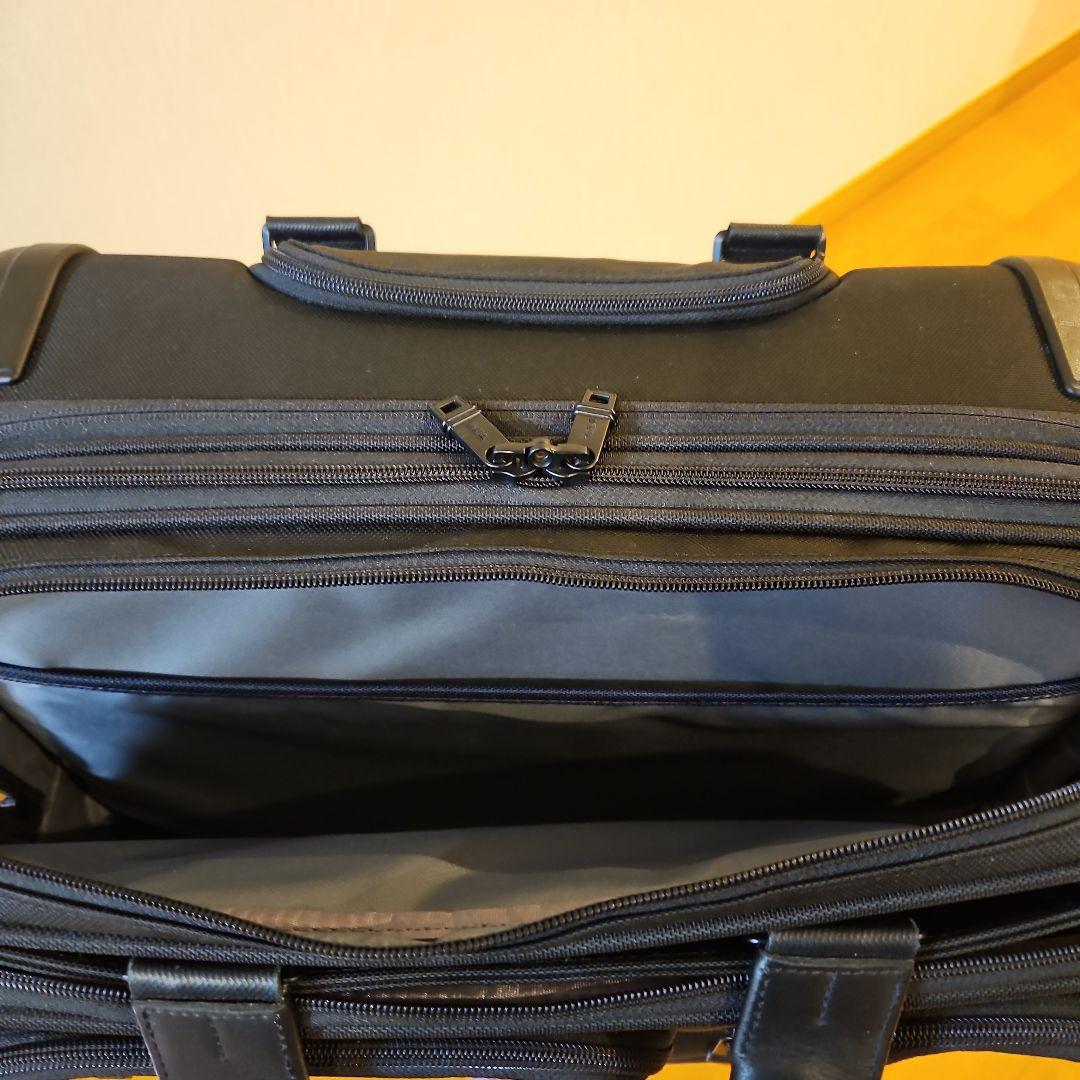 TUMI Alpha2 デラックス4ウィールラップトップケースブリーフ