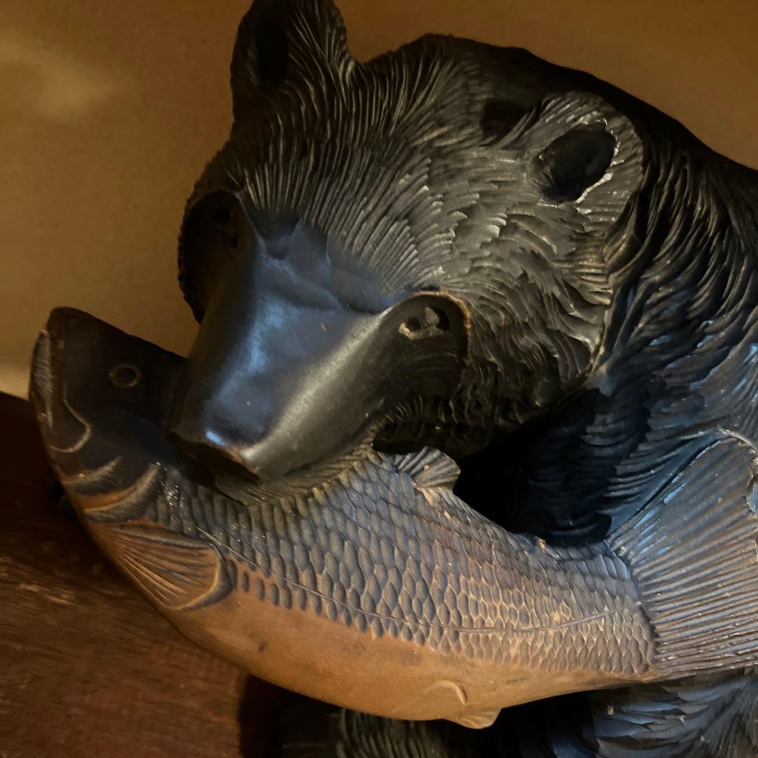 木製クマの彫刻 魚を持つ