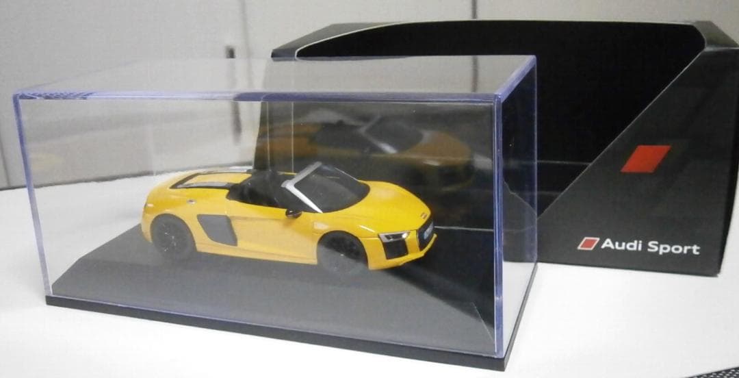 Audi R8 Spyder V10 イエロー ミニカー 1/43