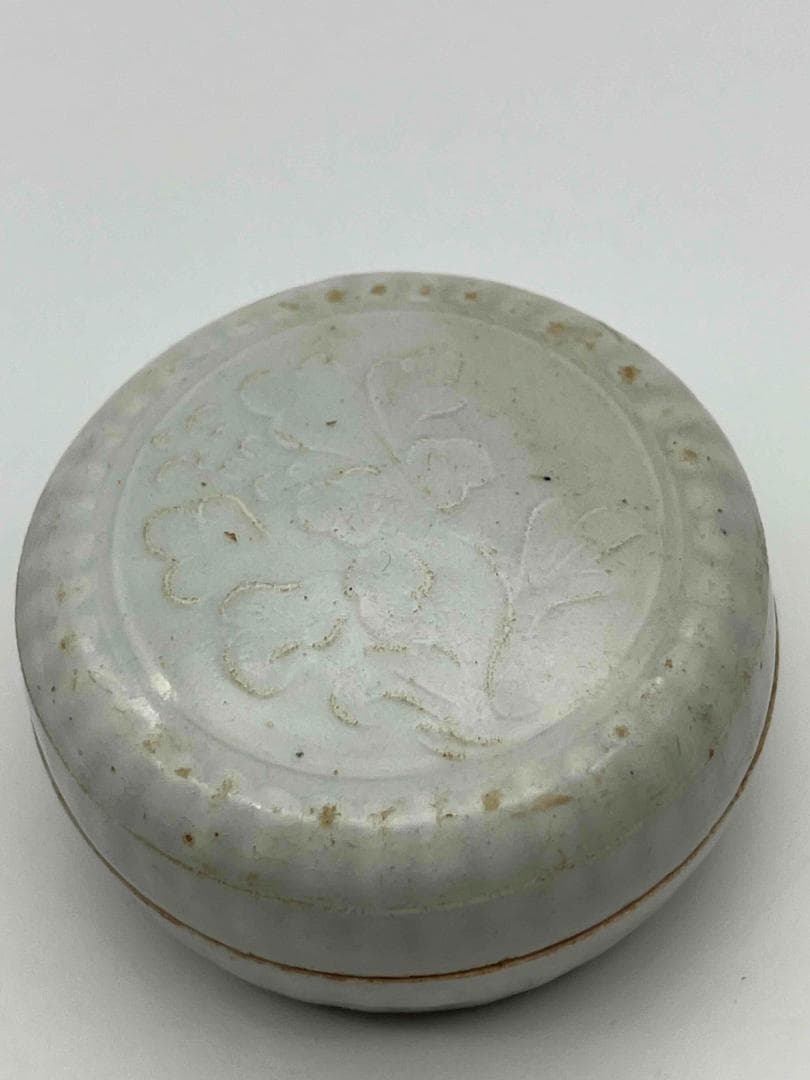 宋時代　青瓷 牡丹花卉紋香盒 粉盒 茶入　茶道具　影青 唐物古賞物(F-108)