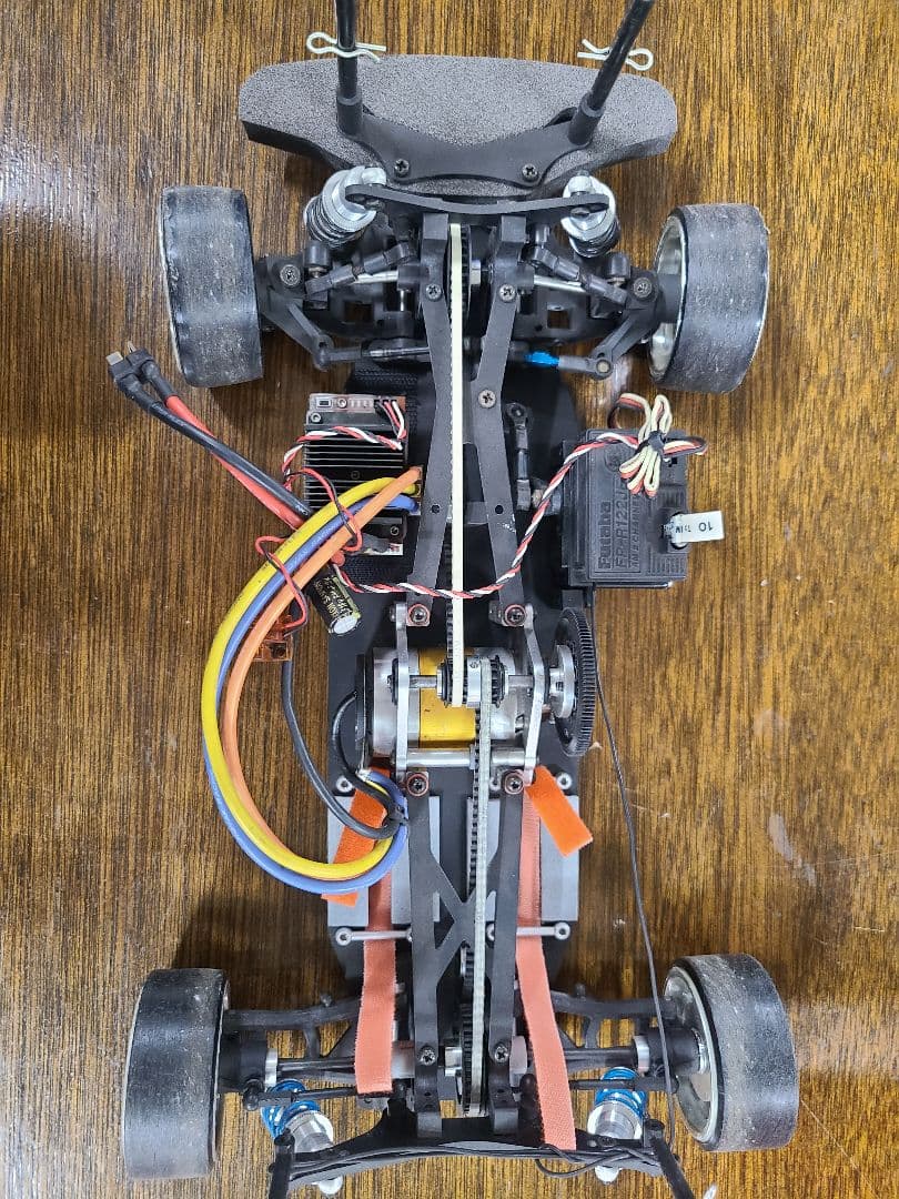 ラジコンカーとFutabaコントローラー