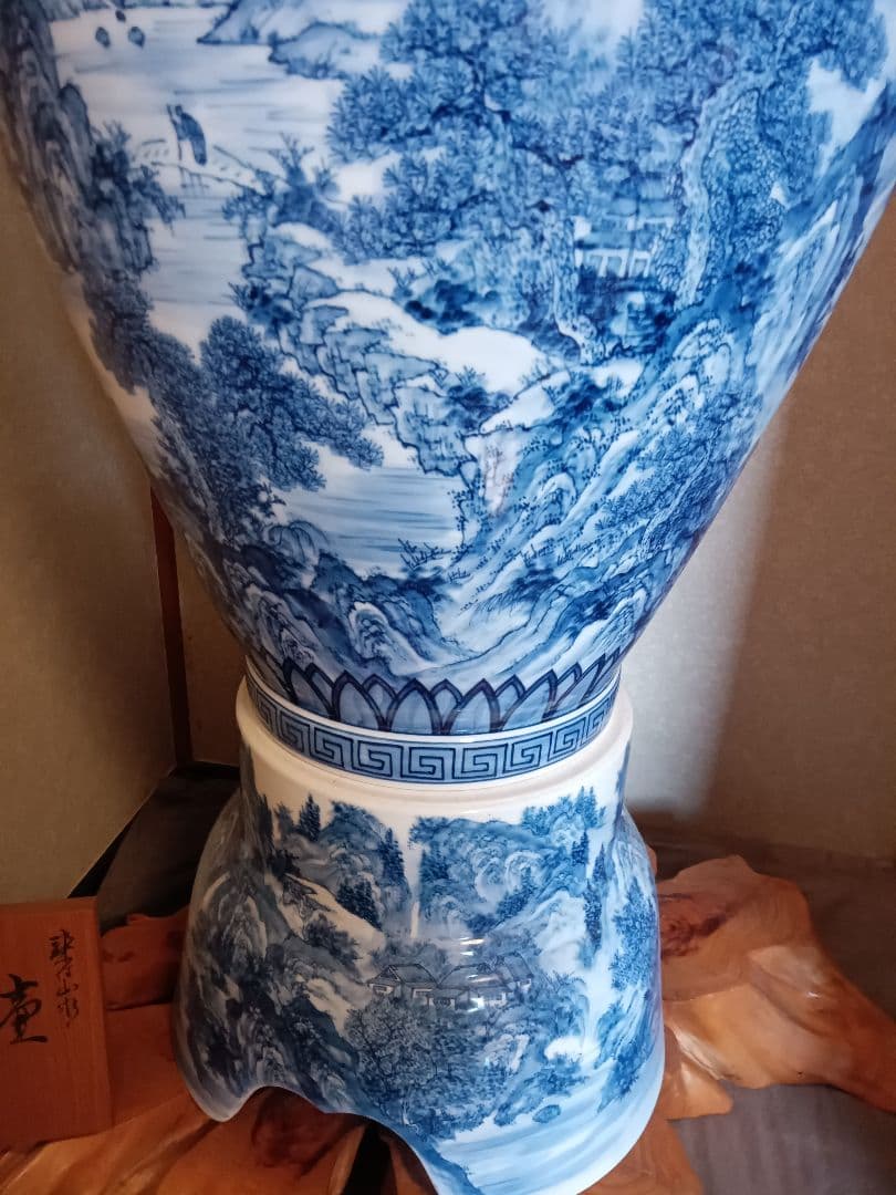 有田焼　青白磁の大壺 木製台座付き