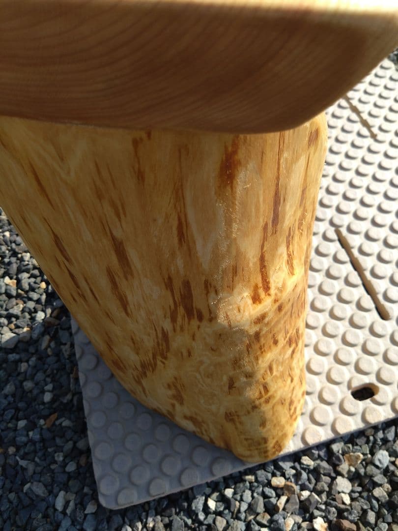 檜のベンチ83　天板は節無しで綺麗　脚は杉の丸太半切❕　リビング、食卓のベンチに