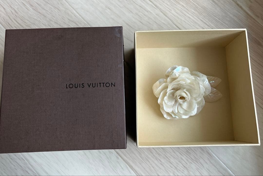 LOUIS VUITTON ホワイトフラワーブローチ