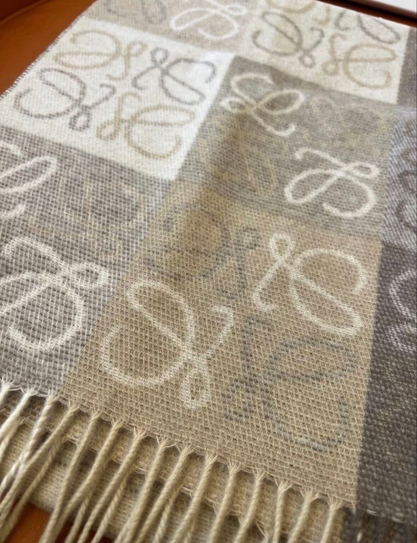 リロ！様LOEWE アナグラム ストール マフラー ベージュ系 フリンジ付き 箱