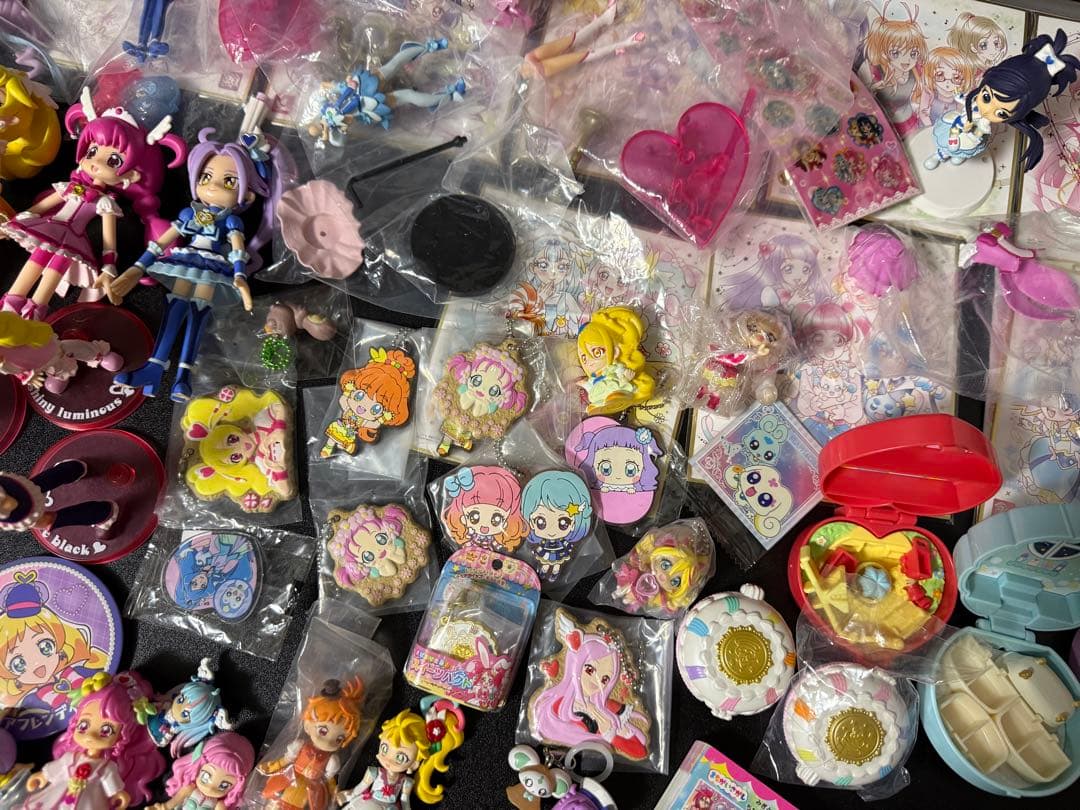 プリキュア グッズセット 大量　フィギュア　色紙　バッジ　　　 キーホルダー
