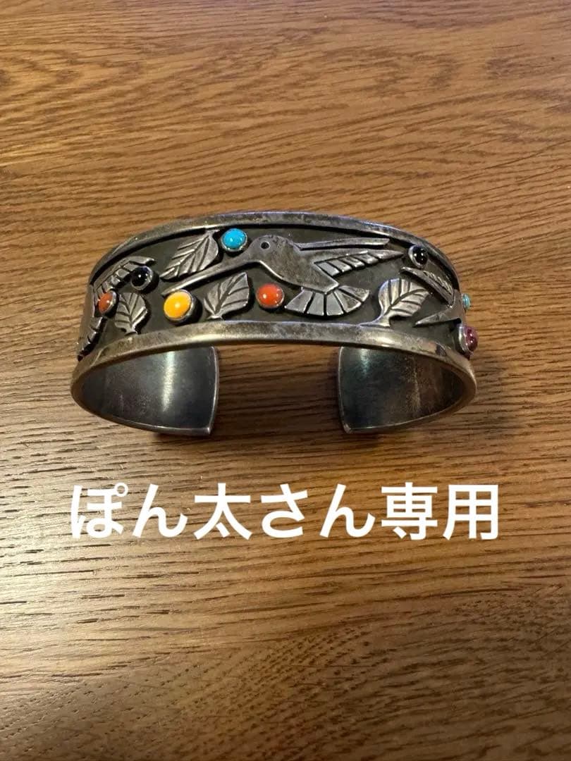 ナバホ族　バングル　シルバーアクセサリー　ハチドリと葉の彫刻