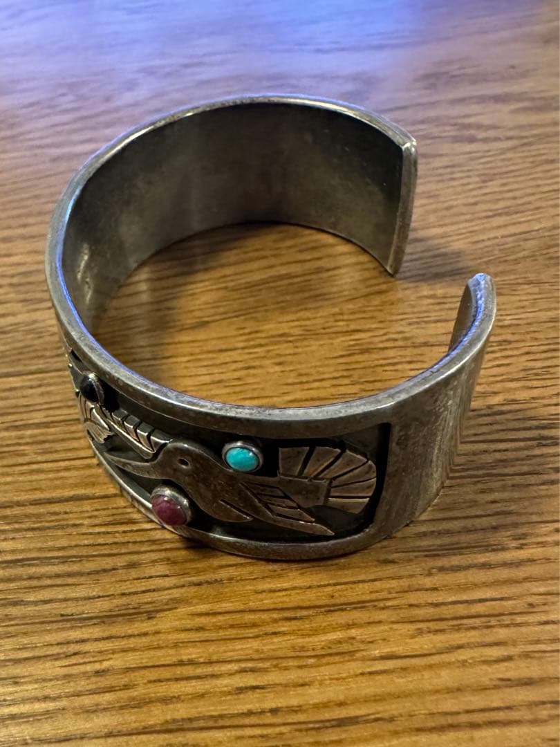 ナバホ族　バングル　シルバーアクセサリー　ハチドリと葉の彫刻