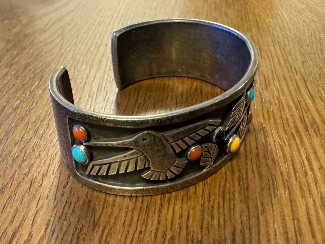 ナバホ族　バングル　シルバーアクセサリー　ハチドリと葉の彫刻