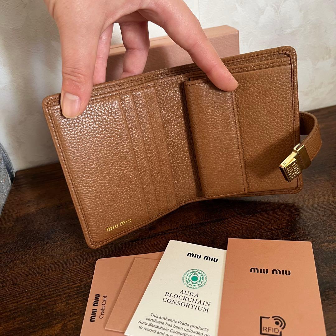 新品 miumiu ミュウミュウ レザー ミニ財布 二つ折り財布