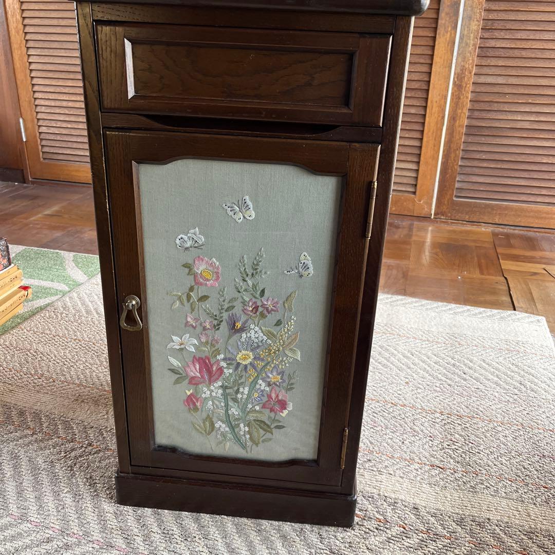 戸塚刺繍　花柄刺繍付き木製キャビネット電話台
