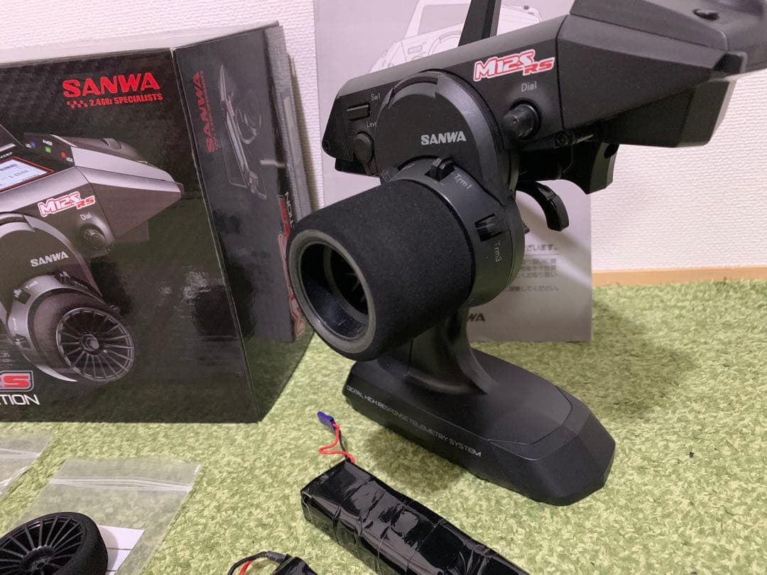 サンワM12S RS、バッテリー2個、受信機7個付属