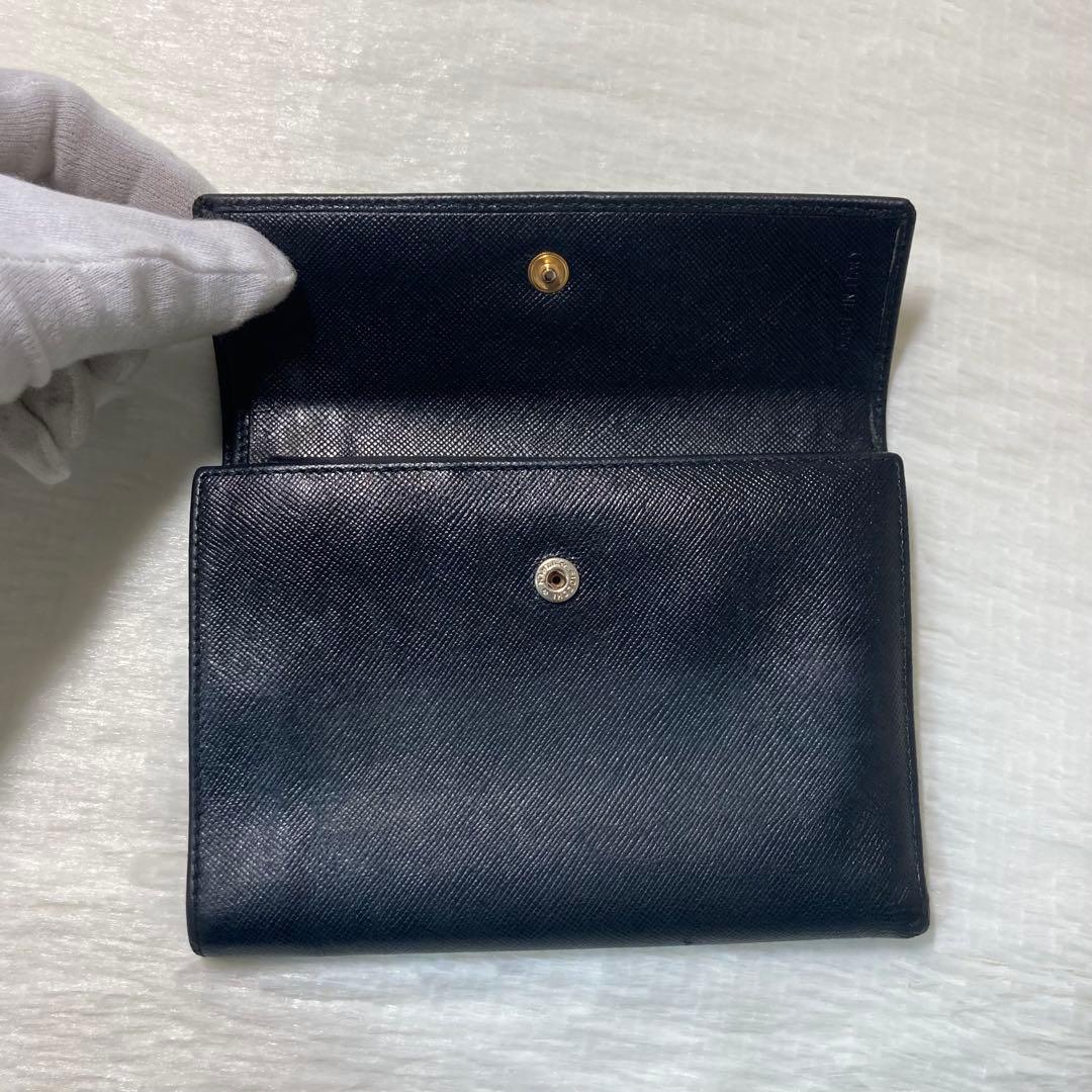 早い者勝ち　PRADA プラダ　サフィアーノレザー　三角ロゴ　黒　人気　定番