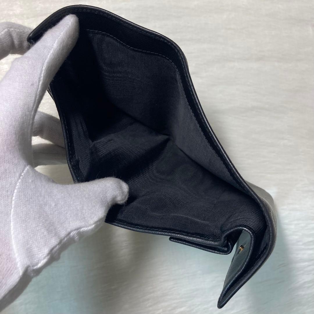 早い者勝ち　PRADA プラダ　サフィアーノレザー　三角ロゴ　黒　人気　定番