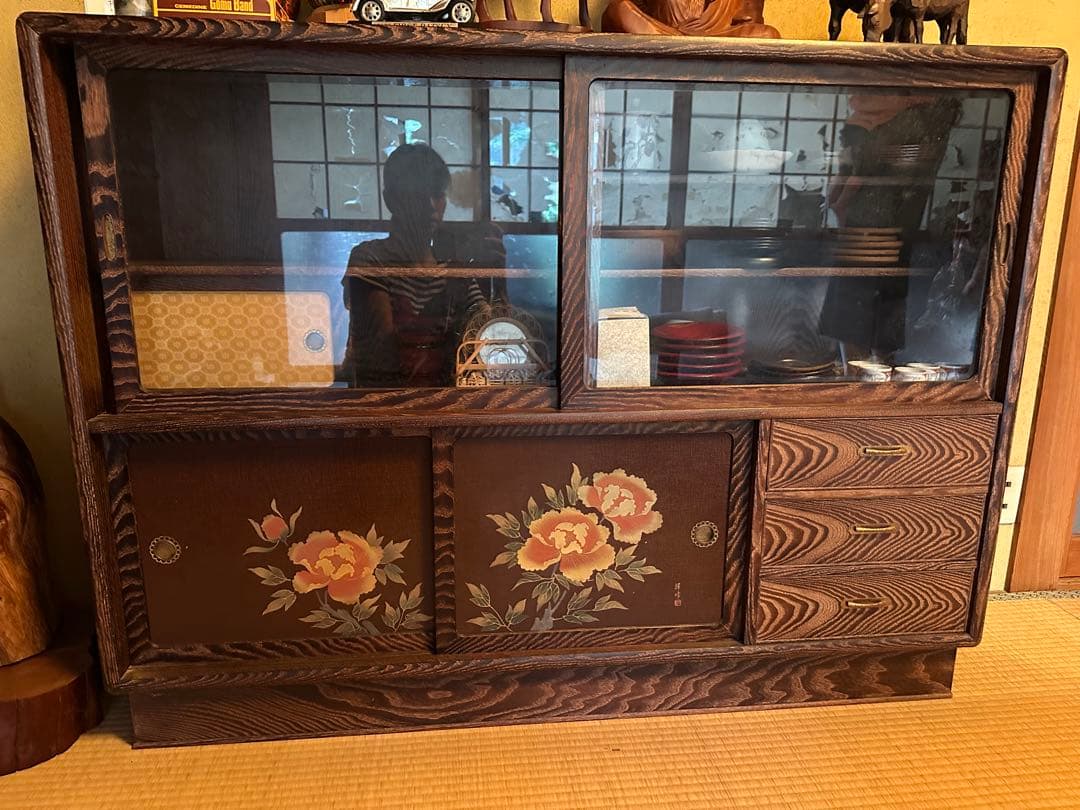 木製ガラス扉収納棚 花柄