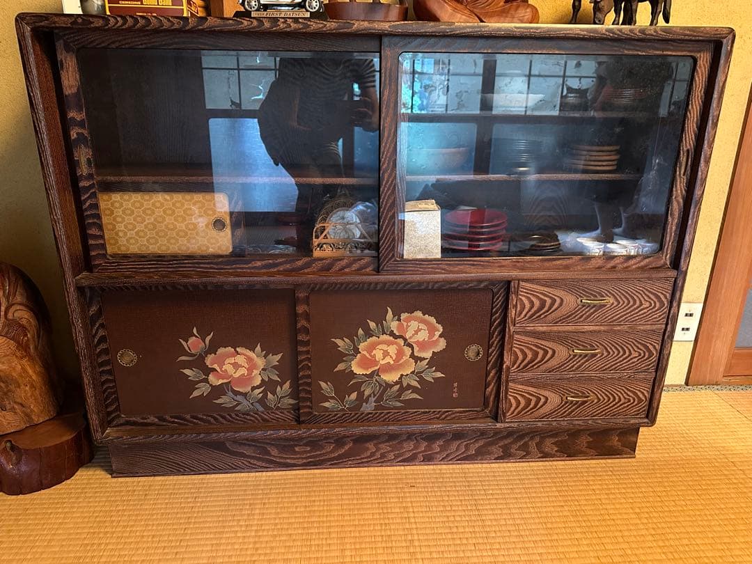 木製ガラス扉収納棚 花柄