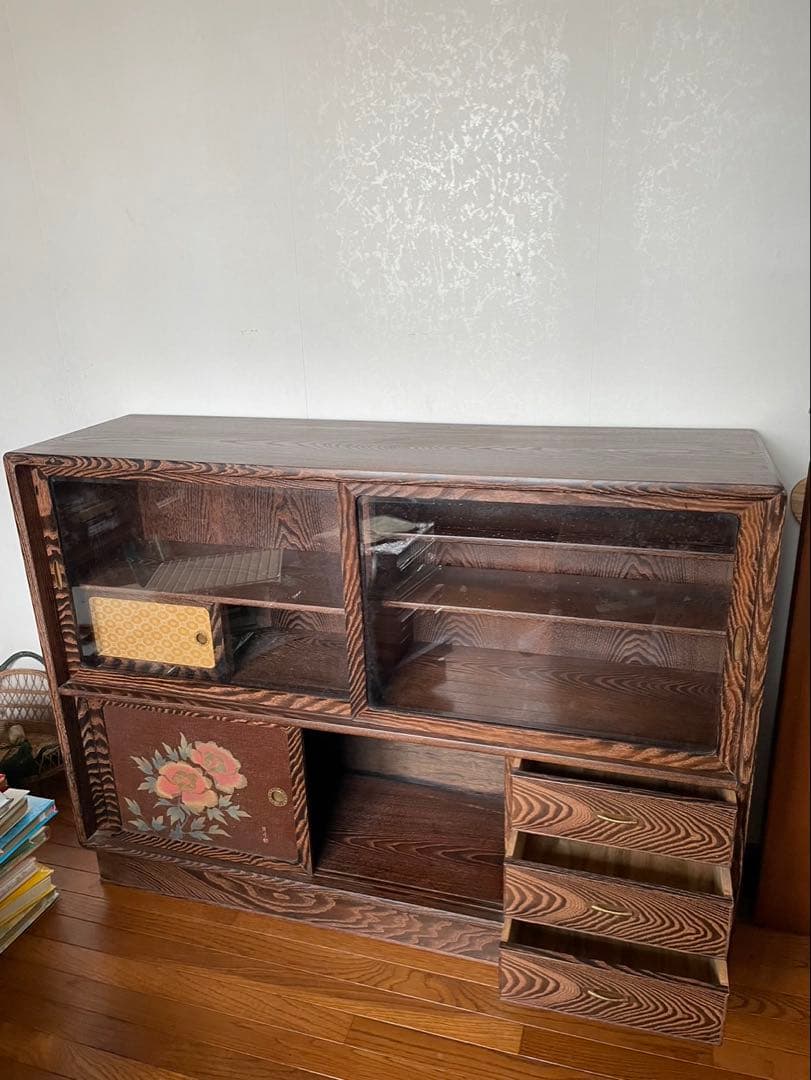 木製ガラス扉収納棚 花柄